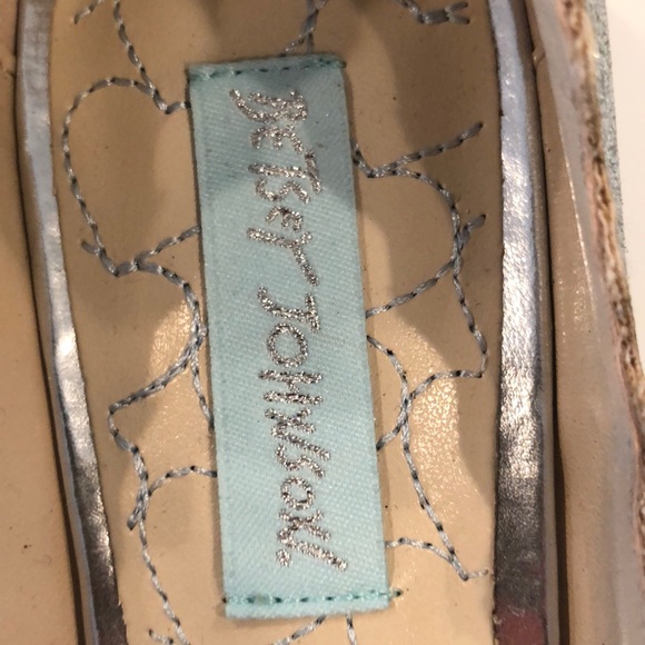 Betsey Johnson Crosbey Silver Flats size 7 1/2 - Picture 2 of 4